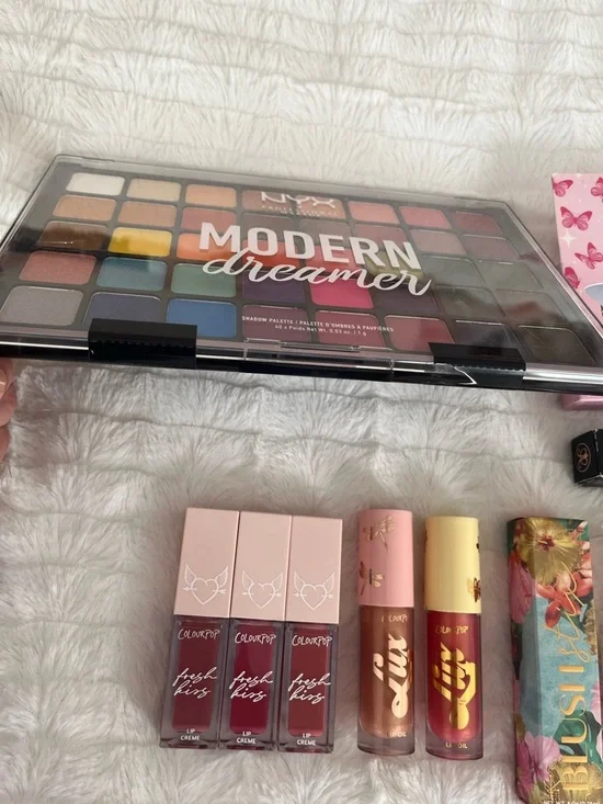 Makeup Bundle — Eyeshadow, lippies, lashes - Picture 2 of 8